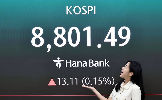 지난  2일 서울 중구 하나은행 딜링룸 현황판에 코스피 등이 표시되고 있다. 연합뉴스