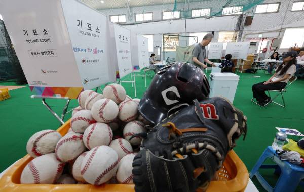 제9회 전국동시지방선거일인 3일 서울 중구 청구초등학교 야구부 실내훈련장에 마련된 청구동 제1투표소에서 유권자들이 소중한 한표를 행사하고 있다. 연합뉴스