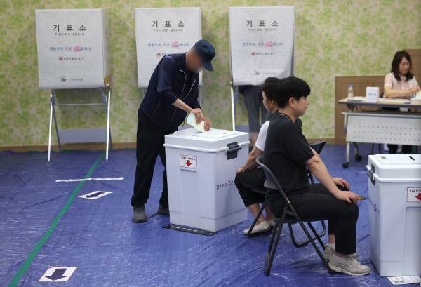 제9회 전국동시지방선거 투표일인 3일 오전 경남 창원 성산구 용남초등학교에 마련된 용지동 제3투표소를 찾은 유권자가 투표하고 있다. 연합뉴스