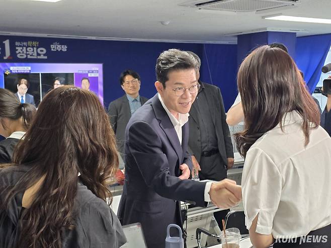 정원오 더불어민주당 서울시장 후보가 3일 오후 출구조사 발표에 앞서 서울 중구 소재 선거캠프에서 기자들과 악수를 나누고 있다. 김미경 기자