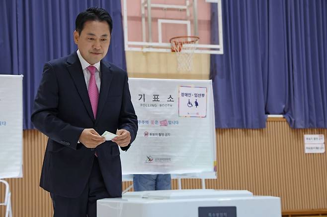 국민의힘 장동혁 상임선거대책위원장이 6·3 지방선거일인 3일 자신의 국회의원 지역구인 충남 보령 대천여고에 마련된 투표소에서 기표를 마친 뒤 투표함으로 이동하고 있다. 국민의힘 제공