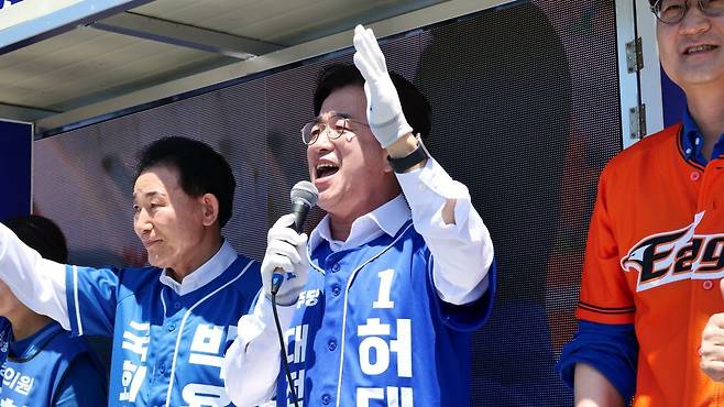 허태정(가운데) 더불어민주당 대전시장 후보가 지난달 31일 대전한화생명볼파크 앞에서 집중 유세를 벌이고 있다. 허태정 후보 캠프 제공