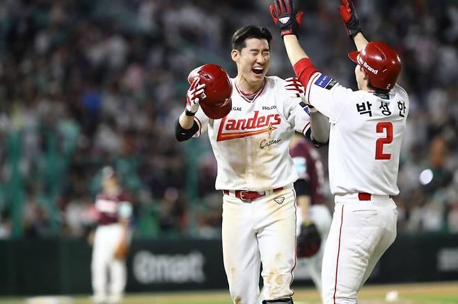 SSG의 오태곤이 3일 인천 SSG랜더스필드에서 열린 2026 KBO리그 키움 히어로즈전에서 9회말 끝내기 희생플라이를 기록한 뒤 기뻐하고 있다. SSG 제공