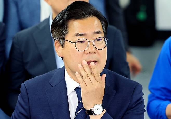 더불어민주당 박찬대 인천시장 후보가 3일 인천 미추홀구 선거사무소에서 출구조사 결과를 지켜보고 있다. 공동취재단
