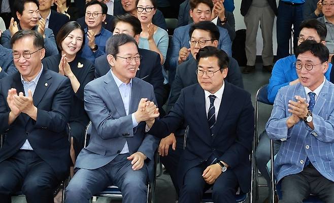 더불어민주당 박찬대 인천시장 후보가 3일 인천 미추홀구 선거사무소에서 출구조사 결과를 지켜보고 있다. 공동취재단