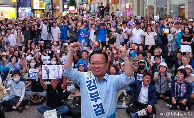 [대구=뉴시스] 이무열 기자 = 김부겸 더불어민주당 대구시장 후보가 2일 오후 대구 중구 동성로에서 막바지 유세를 펼치고 있다. 2026.06.02. lmy@newsis.com /사진=이무열
