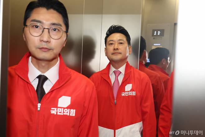 [서울=뉴시스] 국회사진기자단= 장동혁 국민의힘 대표가 3일 오후 서울 여의도 중앙당사에서 6·3 지방선거와 재보궐선거 출구조사 결과 방송을 확인 후 엘리베이터를 타고 이동하고 있다.2026.06.03. photo@newsis.com /사진=