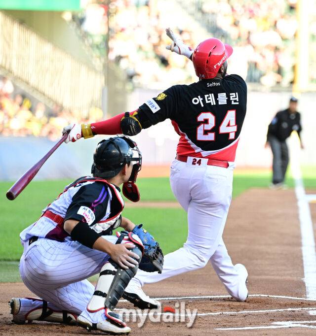 2026년 5월 29일 오후 서울 잠실구장에서 열린 '2026 신한 SOL KBO리그' KIA 타이거즈와 LG 트윈스의 경기. KIA 아데를린이 1회초 2사 1루서 타격하고 있다./마이데일리