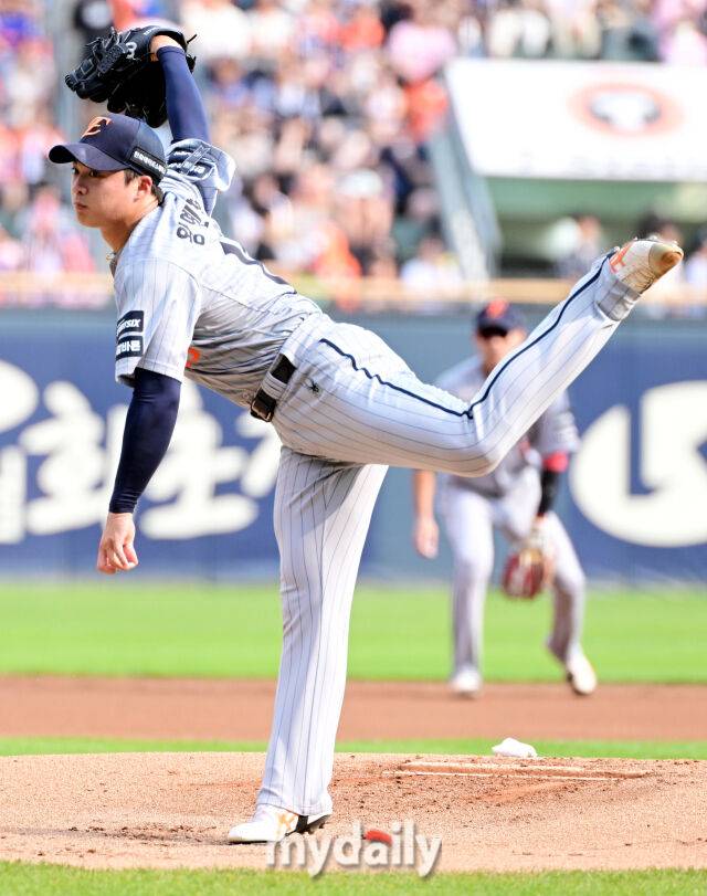 3일 오후 서울 잠실야구장에서 진행된 '2026 신한 SOL KBO 리그' 한화 이글스- 두산 베어스의 경기. 한화 선발 왕옌청이 역투를 펼치고 있다./잠실 = 곽경훈 기자