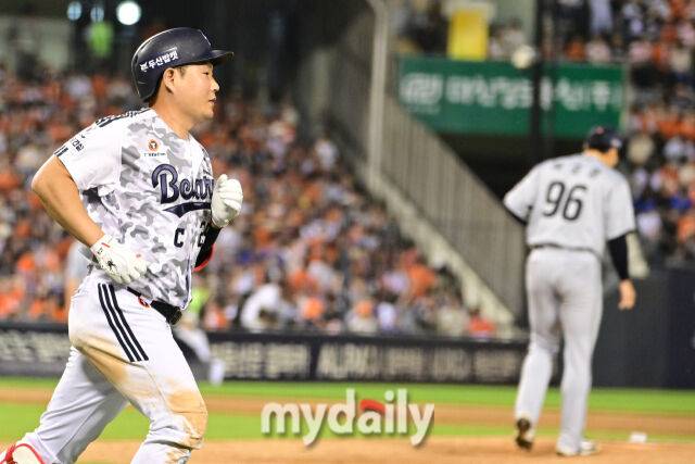 3일 오후 서울 잠실야구장에서 진행된 '2026 신한 SOL KBO 리그' 한화 이글스- 두산 베어스의 경기.두산 양의지가 연장 11회말 한화 박준영을 상대로 솔로 홈런을 때린 뒤 그라운드를 돌고 있다./잠실 = 곽경훈 기자
