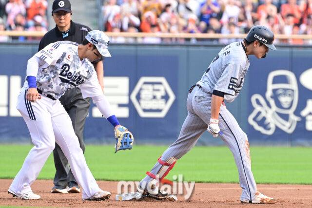 3일 오후 서울 잠실야구장에서 진행된 '2026 신한 SOL KBO 리그' 한화 이글스- 두산 베어스의 경기. 한화 심우준이 3회초 안타를 때린 뒤 2루까지 진루하고 있다./잠실 = 곽경훈 기자