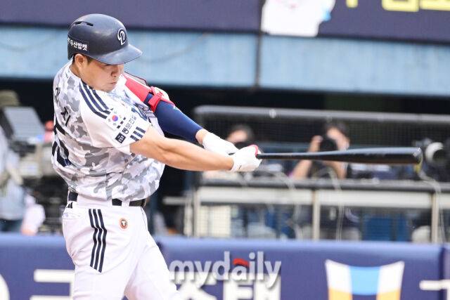 3일 오후 서울 잠실야구장에서 진행된 '2026 신한 SOL KBO 리그' 한화 이글스- 두산 베어스의 경기. 두산 양의지가 4회말 2사 2루타를 때리고 있다./잠실 = 곽경훈 기자