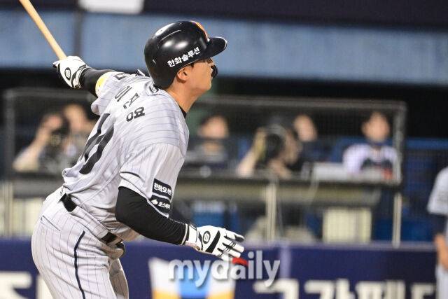 3일 오후 서울 잠실야구장에서 진행된 '2026 신한 SOL KBO 리그' 한화 이글스- 두산 베어스의 경기. 한화 이진영이 연장 11회초 2사 만루에서 2타점 적시타를 때리고 있다./잠실 = 곽경훈 기자