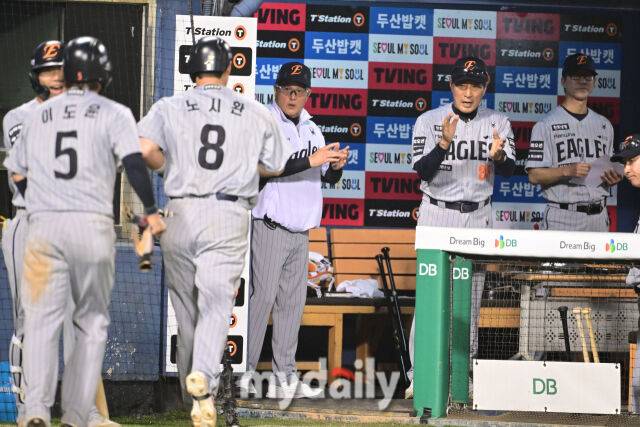 3일 오후 서울 잠실야구장에서 진행된 '2026 신한 SOL KBO 리그' 한화 이글스- 두산 베어스의 경기. 한화 김경문 감독이 연장 11회초 2사 만루에서 이진영의 2타점 적시타 때 득점에 성공한 노시환과 이도윤에게 박수를 보내고 있다./잠실 = 곽경훈 기자