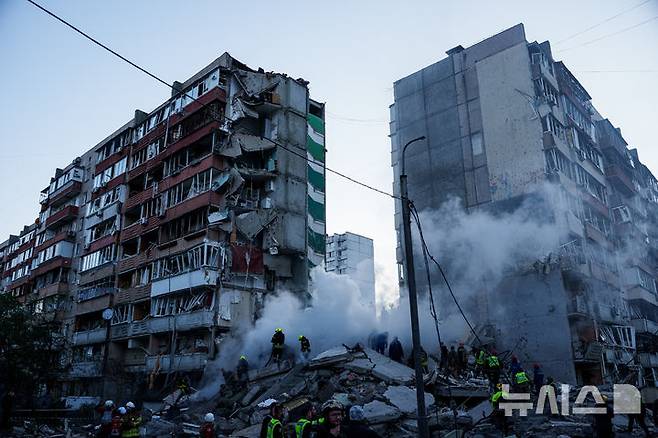 [키이우=AP/뉴시스]사진은 지난 14일(현지 시간) 우크라이나 키이우의 한 주택가에서 러시아의 공습으로 심하게 파손된 주택 잔해를 구조대원들이 치우고 있다. 2026.05.17.