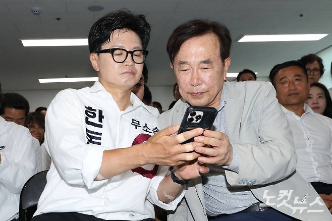 부산 북갑 국회의원 보궐선거 무소속 한동훈 후보와 서병수 명예선대위원장이 3일 부산 북구 선거사무소에서 방송사 출구조사 결과를 지켜보고 있다. 류영주 기자