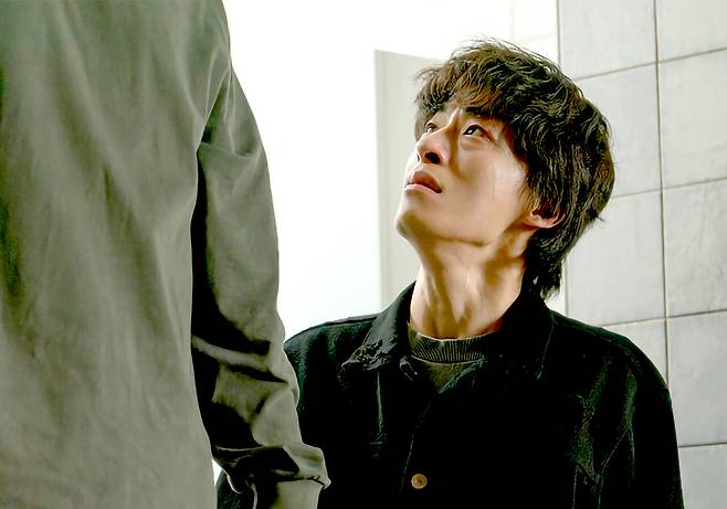 마흔이 넘도록 영화감독이라는 꿈을 붙들고 살아왔지만 번번이 실패를 겪으며 자신의 무가치함을 마주한 동만. JTBC