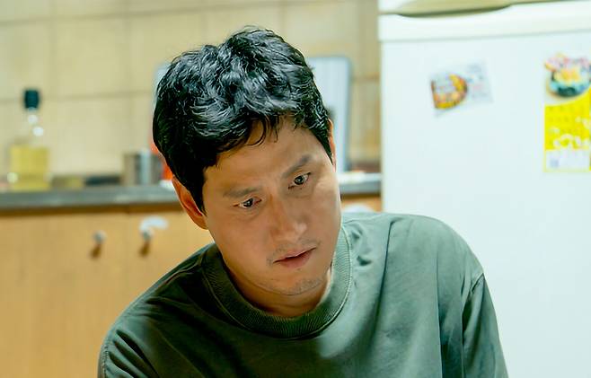 동생인 동만과 달리 형 진만은 소주 한병에 의지해 위태로운 나날을 보낸다. JTBC