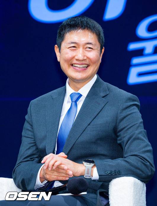 [OSEN=민경훈 기자] 2일 오후 서울 여의도 KBS 아트홀에서 KBS 2026 FIFA 북중미 월드컵 제작발표회가 진행됐다. 한국은 이번 대회 조별리그 A조에서 체코, 멕시코, 남아프리카공화국과 경쟁한다. 6월12일 체코전을 시작으로 19일 멕시코전, 25일 남아프리카공화국전을 차례로 치르며 32강 진출을 노린다.이영표 해설위원이 기자간담회를 하고 있다. 2026.06.02 /rumi@osen.co.kr
