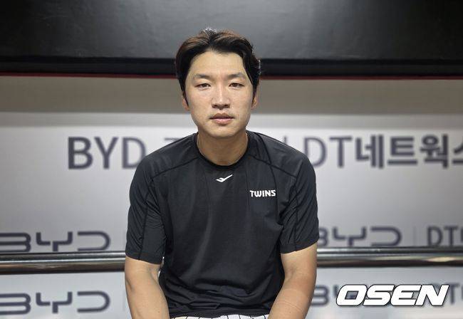 [OSEN=수원, 한용섭 기자]&nbsp;프로야구 LG 트윈스 박해민이 2일 수원 KT위즈파크에서 열린 KT 위즈와 경기에서 5타수 3안타 1홈런 2사사구 1타점 2득점으로 활약하며 10-1 대승을 이끌었다. 박해민이 경기 후 취재진과 인터뷰를 하고 있다. /orange@osen.co.kr