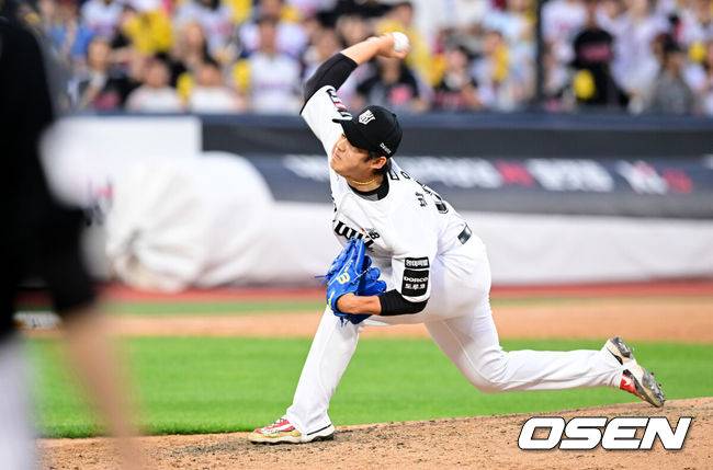 [OSEN=수원, 조은정 기자]3일 오후 수원KT위즈파크에서  '2026 신한 SOL Bank KBO리그'&nbsp;KT 위즈와 LG 트윈스의 경기가 열렸다.이날 KT는 고영표를, LG는 이정용을 선발투수로 내세웠다.8회초 2사 2루에서 KT 박영현이 역투하고 있다. 2026.06.03 /cej@osen.co.kr