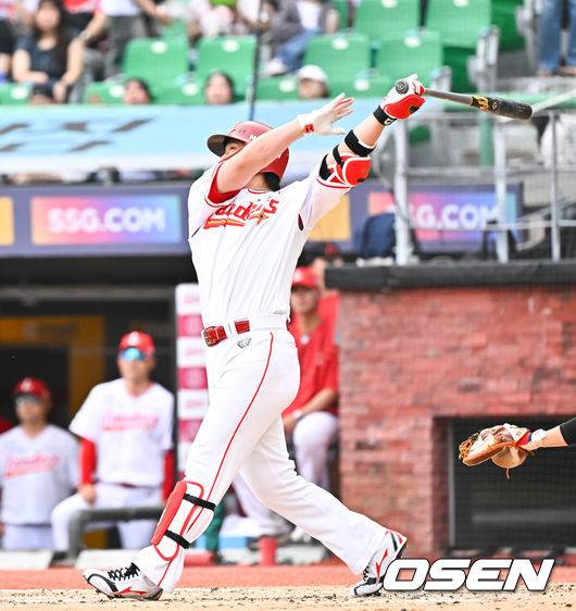[OSEN=인천, 박준형 기자] 3일 인천 SSG랜더스필드에서 ‘2026 신한 SOL Bank KBO리그’ SSG 랜더스와 키움 히어로즈의 경기가 열렸다.이날 경기에서 SSG는 백승건을, 키움은 로젠버그를 선발투수로 내세웠다.1회말 2사 SSG 최정이 선취 솔로홈런을 날리고 있다.    2026.06.03 / soul1014@osen.co.kr