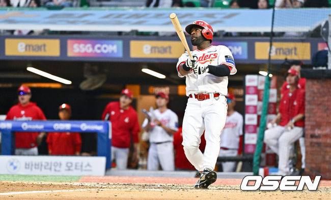 [OSEN=인천, 박준형 기자] 3일 인천 SSG랜더스필드에서 ‘2026 신한 SOL Bank KBO리그’ SSG 랜더스와 키움 히어로즈의 경기가 열렸다.이날 경기에서 SSG는 백승건을, 키움은 로젠버그를 선발투수로 내세웠다.8회말 1사 2루 SSG 에레디아가 동점 투런포를 날리고 있다.   2026.06.03 / soul1014@osen.co.kr