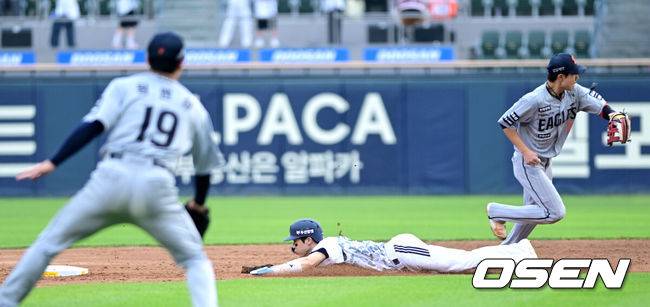 [OSEN=잠실, 최규한 기자] 3일 서울 잠실야구장에서 ‘2026 신한 SOL Bank KBO리그’ 두산 베어스와 한화 이글스의 경기가 열렸다.홈팀 두산은 박신지, 방문팀 한화는 왕옌청을 선발로 내세웠다.5회말 1사 1루 상황 두산 박찬호의 우익수 파울 플라이 때 주자 조수행이 2루로 태그업 해 세이프되고 있다. 2026.06.03 / dreamer@osen.co.kr