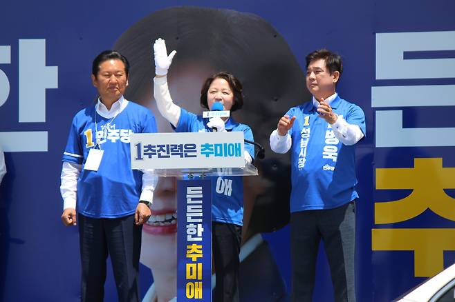 김병욱 민주당 성남시장 후보(오른쪽)와&nbsp;추미애 경기지사 후보(가운데), 정청래 민주당 대표가 지난달 29일 성남 모란시장 사거리 유세에서 지지를 호소하고 있다. 김병욱&nbsp;캠프 제공