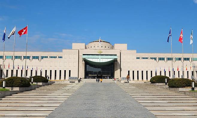 남북 축을 따른 질서정연한 배치와 좌우 대칭의 위엄은 전쟁기념관이 그 자체로 거대한 기념비임을 느끼게 한다. 하지만 우리가 그곳에서 마주해야 하는 건 전쟁에 대한 단일한 해석보다 전쟁이 남긴 아픔과 상실의 보듬음 그리고 무너지지 않을 ‘평화라는 조건’이다.
