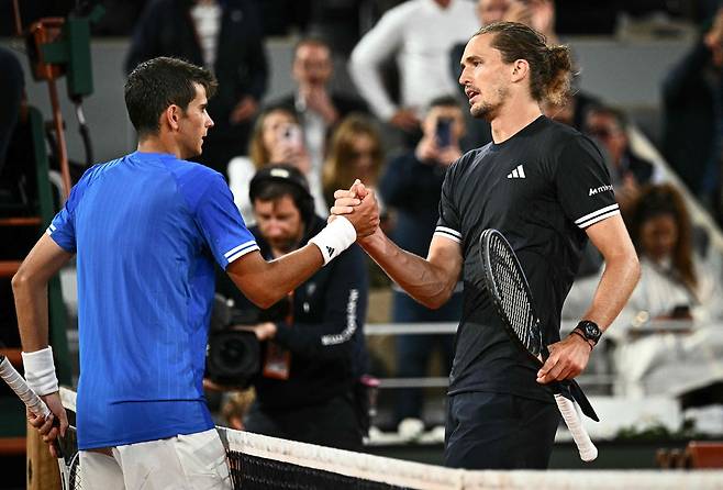Germany's Alexander Zverev (R) and Spain's Rafael Jodar (L) shake hands at the end of their men's quarter final singles match on day 10 of the French Open tennis tournament on Court Philippe-Chatrier at the Roland-Garros Complex in Paris on June 2, 2026. (Photo by JULIEN DE ROSA / AFP)/2026-06-03 00:51:49/ <저작권자 ⓒ 1980-2026 ㈜연합뉴스. 무단 전재 재배포 금지, AI 학습 및 활용 금지>