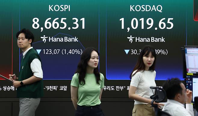 2일 오전 서울 중구 하나은행 본점 딜링룸 전광판에 코스피, 코스닥 지수가 나오고 있다. 뉴스1