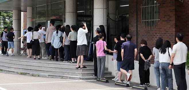 제9회 전국동시지방선거 및 국회의원 재·보궐 선거일인 3일 서울 강남구 언주중학교에 마련된 삼성2동 제3투표소에서 유권자들이 한 표를 행사하기 위해 줄 서서 기다리고 있다. 뉴스1