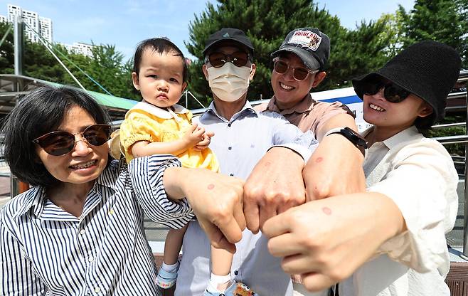 제9회 전국동시지방선거일인 3일 서울 영등포구 여의도중학교에 마련된 여의동 제4투표소 앞에서 한 가족이&nbsp;투표한 뒤 손등을 들어보이고 있다. ⓒ 연합뉴스