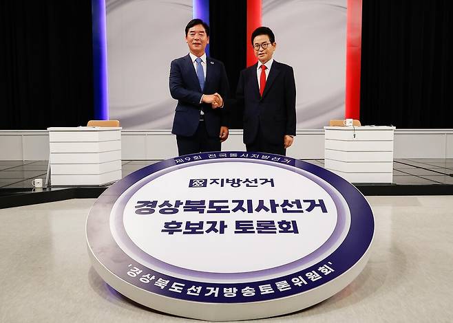 5월27일 오후 대구 수성구 대구 KBS에서 열린 제9회 전국동시지방선거 경북도지사 후보자 토론회에서 오중기 더불어민주당 후보(왼쪽)와 이철우 국민의힘 후보가 기념 촬영을 하고 있다. ⓒ연합뉴스