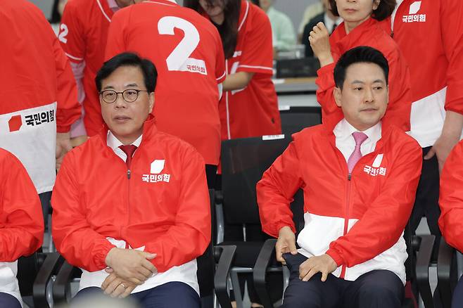 국민의힘 장동혁 상임선거대책위원장과 송언석 공동선대위원장이 3일 서울 여의도 중앙당사에서 6·3 지방선거와 재·보궐선거 출구조사 결과를 보고 있다. ⓒ연합뉴스