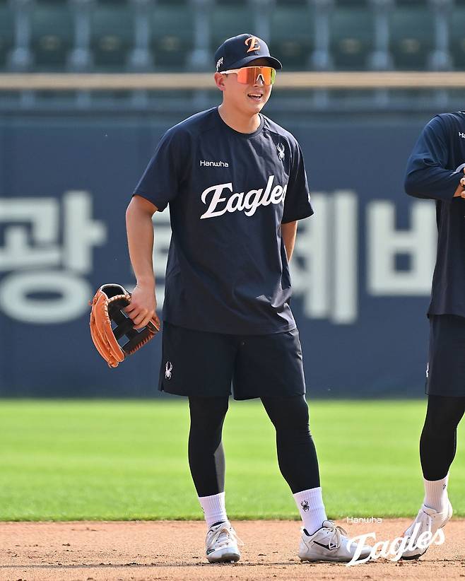 한화 정은원이 2일 잠실 두산전을 앞두고 팀원들과 함께 내야 수비 훈련을 소화하고 있다. 사진제공｜한화 이글스