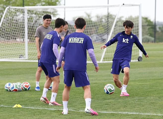 이재성(오른쪽)을 포함한 한국 축구대표팀 선수들이 지난달 26일 미국 유타주 헤리먼에 위치한 자이언스뱅크 트레이닝센터에서 훈련하고 있다. 헤리먼 | 연합뉴스