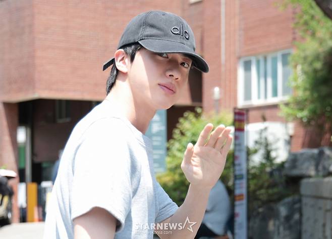 (서울=뉴스1) 권현진 기자 = 제9전국동시지방선거 및 국회의원 재·보궐선거일인 3일 서울 용산구 중부기술교육원에 마련된 한남동 제3투표소를 찾은 방탄소년단(BTS) 진이 소중한 한 표를 행사한 뒤 이동하고 있다.  2026.6.3/뉴스1  Copyright (C) 뉴스1. All rights reserved. 무단 전재 및 재배포,  AI학습 이용 금지. /사진=(서울=뉴스1) 권현진 기자
