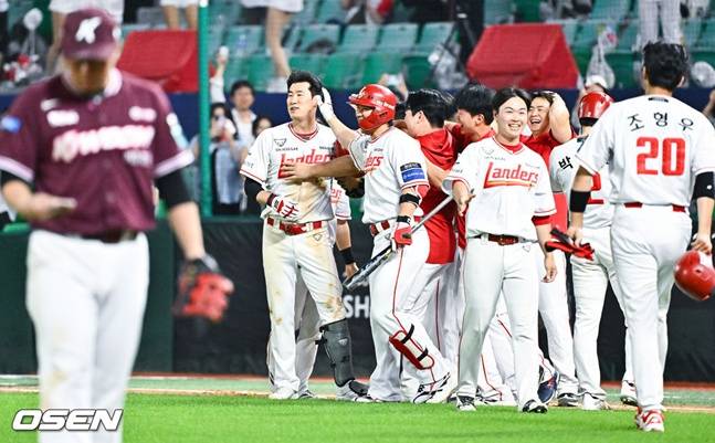 SSG 랜더스 오태곤(왼쪽에서 2번째)이 3일 인천 SSG랜더스필드에서 열린 2026 신한 SOL KBO리그 홈경기에서 9회말 끝내기 희생플라이로 팀의 13연패를 끊어낸 뒤 동료들과 함께 기뻐하고 있다.