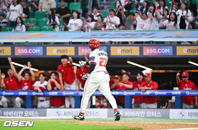 SSG 랜더스 에레디아가 3일 인천 SSG랜더스필드에서 열린 2026 신한 SOL KBO리그 홈경기에서 8회말 동점 투런 홈런을 날리고 기뻐하고 있다.