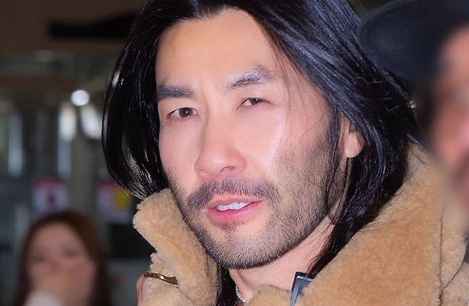 The celebritys inbox is plagued by non-stop requests for money.Recently, there have been a number of cases where celebrities social accounts have been abused by unspecified parties to solicit money. Broadcaster Jang Sung-kyu, Noh Hong-cheol, Lee Hyo-ri, and other celebrities have been victimized one after another, raising concerns about the culture of indiscriminate requests for money from celebrities.On February 2, broadcaster Jang Jang-kyu captured and released a direct message (DM) request for money received through his account. One of the most common DMs I receive is a request to borrow money, he said.The message reads, Im asking for a favor because Im struggling. Im sending this as a last resort, Im not just asking for help, Ill pay you back, I cant pay you back all at once, Ill pay you back in installments, but Ill pay you back, so please help me, and other desperate requests.Jang Sung-kyu, who has been actively communicating with his followers, did not hide his heavy feelings. He said, Im sorry for refusing each time. Please dont be hurt and I hope you can resolve your difficult situations. I apologize for not being able to help you in a practical way, he said, bowing his head.It wasnt just Jang Jang-gyus problem. For Noh Hong-chul, the scale of the damage is even more shocking. On March 7, he raised the issue while answering questions from fans on his channel.When asked, How many people contact you or come to you every day to borrow money, he replied, How many times do you eat a meal a day? He said, Those who want to borrow money like that get more than a few times the number of meals they eat every day. He also revealed that some people come to us offline, not just online.When there are a lot of people who explain their difficult situation and politely tell me why they need to borrow money, its double digits a day, and when there are few, its single digits a day, Noh said, shocking the viewers.This has been a recurring problem for years. In 2020, Lee Hyo-ri appeared on Kakao TVs original show Face ID and revealed how she ended up deleting her account.I received too many DMs asking me to borrow money, she said. When the space where she shared her daily life with her pets and communicated with the public turned into a conduit for money requests, she chose to close her account. She was forced to give up her own personal space for communication.These three examples arent unique to celebrities. The irony is that the closer you interact with your followers, the friendlier you appear, the more likely you are to be targeted. In this vicious cycle of forgettable victims and new ones, celebrities today continue to struggle with the balance between public space and privacy.