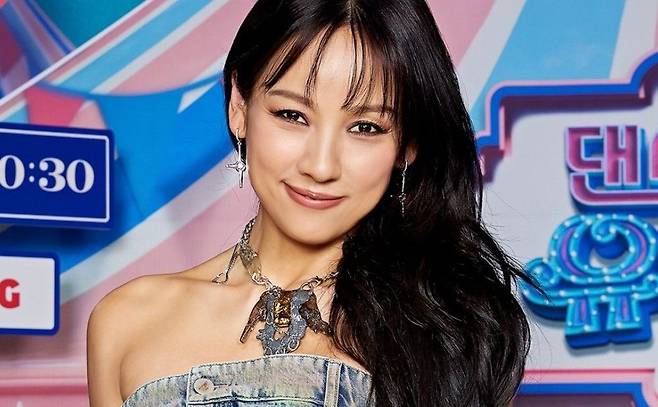 The celebritys inbox is plagued by non-stop requests for money.Recently, there have been a number of cases where celebrities social accounts have been abused by unspecified parties to solicit money. Broadcaster Jang Sung-kyu, Noh Hong-cheol, Lee Hyo-ri, and other celebrities have been victimized one after another, raising concerns about the culture of indiscriminate requests for money from celebrities.On February 2, broadcaster Jang Jang-kyu captured and released a direct message (DM) request for money received through his account. One of the most common DMs I receive is a request to borrow money, he said.The message reads, Im asking for a favor because Im struggling. Im sending this as a last resort, Im not just asking for help, Ill pay you back, I cant pay you back all at once, Ill pay you back in installments, but Ill pay you back, so please help me, and other desperate requests.Jang Sung-kyu, who has been actively communicating with his followers, did not hide his heavy feelings. He said, Im sorry for refusing each time. Please dont be hurt and I hope you can resolve your difficult situations. I apologize for not being able to help you in a practical way, he said, bowing his head.It wasnt just Jang Jang-gyus problem. For Noh Hong-chul, the scale of the damage is even more shocking. On March 7, he raised the issue while answering questions from fans on his channel.When asked, How many people contact you or come to you every day to borrow money, he replied, How many times do you eat a meal a day? He said, Those who want to borrow money like that get more than a few times the number of meals they eat every day. He also revealed that some people come to us offline, not just online.When there are a lot of people who explain their difficult situation and politely tell me why they need to borrow money, its double digits a day, and when there are few, its single digits a day, Noh said, shocking the viewers.This has been a recurring problem for years. In 2020, Lee Hyo-ri appeared on Kakao TVs original show Face ID and revealed how she ended up deleting her account.I received too many DMs asking me to borrow money, she said. When the space where she shared her daily life with her pets and communicated with the public turned into a conduit for money requests, she chose to close her account. She was forced to give up her own personal space for communication.These three examples arent unique to celebrities. The irony is that the closer you interact with your followers, the friendlier you appear, the more likely you are to be targeted. In this vicious cycle of forgettable victims and new ones, celebrities today continue to struggle with the balance between public space and privacy.