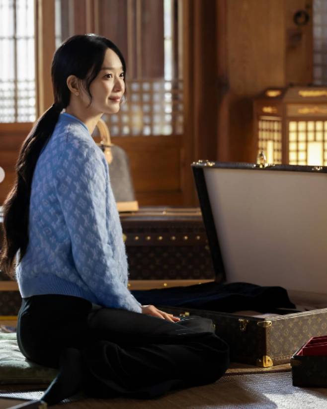 Actress Shin Min-ah showed off the luxury goods that surround her.On February 2, Shin Min-ah uploaded several photos to her personal channel, tagging the accounts of luxury fashion brands that she serves as an ambassador for, without saying much.In the photos, Shin Min-ah is seen in a tranquil hanok space, exuding a luxurious atmosphere.She wore a light blue cardigan and black pants, and her simple styling caught the eye.The cozy texture of the cardigan complemented the neat and lovely atmosphere of Shin Min-ahs personality and completed her sophisticated look.Her long hair was tied up naturally and her minimal jewelry added to her elegant charm.The styling was not overdone, and her clear eyes and sunny smile made her stand out.The warm wood interior, natural light, and various sized luxury bags that surrounded her made her look even more elegant.Meanwhile, Shin Min-ah married actor Kim Woo-bin in December last year after a long and publicized relationship.Photo = Shin Min-ah