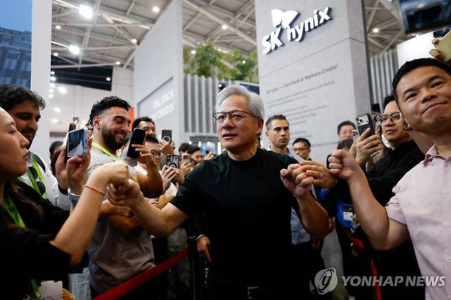 SK하이닉스 부스 방문한 젠슨 황 엔비디아 CEO [로이터=연합뉴스 자료사진]