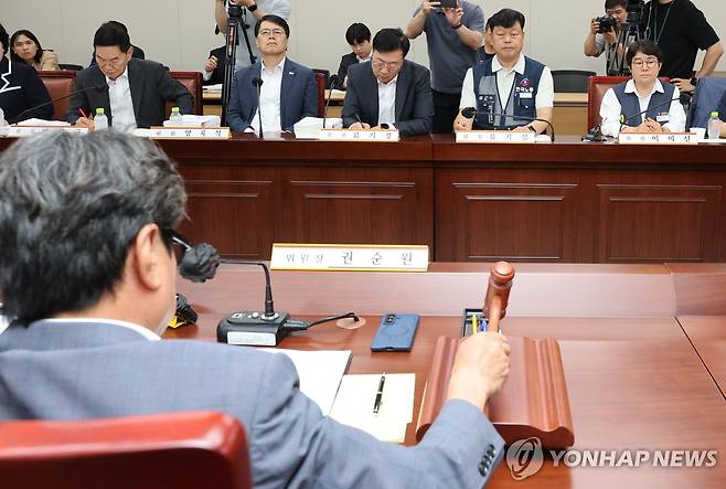 최저임금위 2차 전원회의 주재하는 권순원 위원장 (세종=연합뉴스) 김주성 기자 = 권순원 최저임금위원장이 지난달 26일 정부세종청사 최저임금위원회에서 열린 2차 전원회의를 주재하고 있다. 2026.5.26 utzza@yna.co.kr