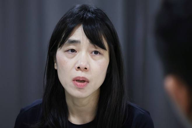 인터뷰하는 김숨 작가 (서울=연합뉴스) 강민지 기자 = 장편소설 '딸기 이론' 출간한 김숨 작가가 지난 2일 서울 종로구 수송동 연합뉴스 사옥에서 인터뷰를 하고 있다. 2026.6.3
mjkang@yna.co.kr