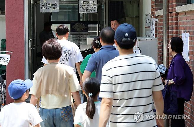 온가족이 함께 투표하러 출동 (서울=연합뉴스) 한종찬 기자 = 6·3지방선거일인 3일 서울 서초구 반원초등학교 투표소에서 시민들이 투표를 하기 위해 입장하고 있다. 2026.6.3 saba@yna.co.kr