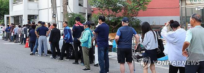 투표 기다리는 유권자들 (인천=연합뉴스) 임순석 기자 = 제9회 전국동시지방선거일인 3일 인천 남동구 석천경로당에 마련된 간석4동 제2투표소에서 유권자들이 줄을 서 투표를 기다리고 있다. 2026.6.3 soonseok02@yna.co.kr