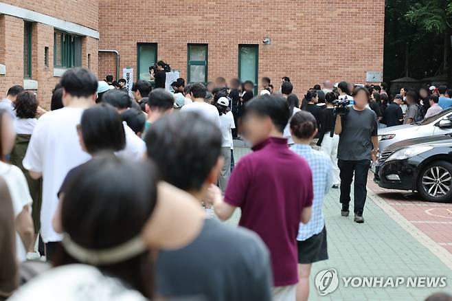 송파구서 투표용지 부족 수백명 대기…투표 중단 (서울=연합뉴스) 김주형 기자 = 6·3 지방선거 본투표일인 3일 서울 송파구 잠실2동 6투표소에서 투표용지 부족으로 유권자들이 대기하고 있다. 2026.6.3 kjhpress@yna.co.kr